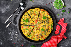 Frittata z papryką, groszkiem i pomidorkami