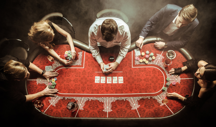 Choć poker kojarzy się przede wszystkim z kasynem, obecnie można legalnie grać w pokera również w innych miejscach, w tym przez internet poker