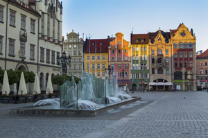 Na Rynku oprócz ratusza znajdziemy również pomnik Aleksandra Fredry, fontanna Zdrojem orz różnobarwne kamienice. Rynek we Wrocławiu