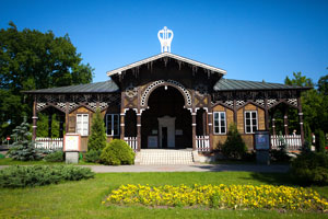Teatr Letni w Ciechocinku to budowla w stylu szwajcarskim, która powstała w 1890 roku z inicjatywy architekta Adolfa Wilhelma Schimmelpfenninga. Teatr Letni w Ciechocinku