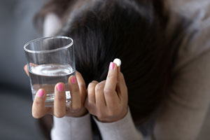 Jeżeli leczenie psychoterapeutyczne będzie niewystarczające należy połączyć je z leczeniem metodą farmakologiczną. Leczenie metodą farmakologiczną