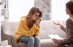 Osoby z depresją poporodową często mają nieracjonalne, negatywne przekonania o sobie samym, dlatego potrzebują rozmowy z kimś , kto zmieni to myślenie. Psychoterapia w nurcie poznawczo-behawioralnym