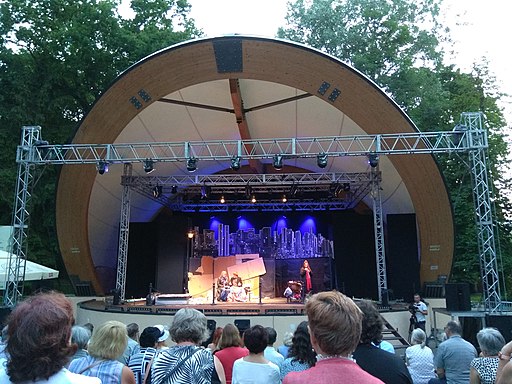 Spektakl "Antygona w Nowym Jorku" zrealizowany przez Teatr im. Juliusza Osterwy (Lublin) w muszli koncertowej w Ogrodzie Saskim w Lublinie w ramach projektu Przestrzenie Sztuki Antygona w Nowym Jorku - spektakl