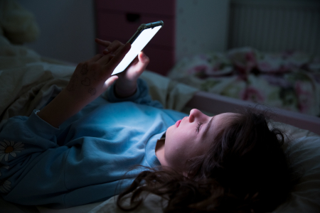 Dzieci bardzo łatwo mogą uzależnić się od korzystania z Internetu Uzależnienie od Internetu - dzieci