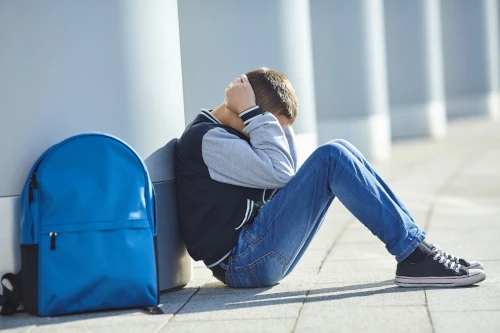 Jednym z objawów depresji młodzieńczej jest znaczne pogorszenie funkcjonowania dziecka w szkole Depresja młodzieńcza - objawy