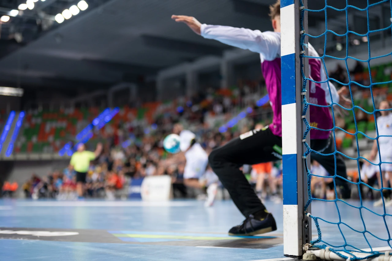 Jedną z dyscyplin halowej Ogólnopolskiej Olimpiady Młodzieży jest piłka ręczna Piłka ręczna - zawody młodzieżowe